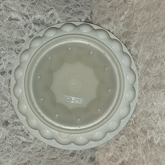 Tupperware: Jello Mold with Lid - Picture 3 of 9